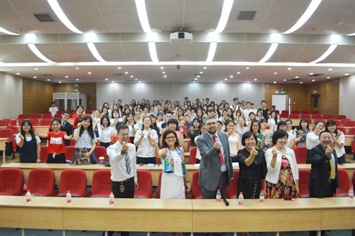 “比心”手势的合照