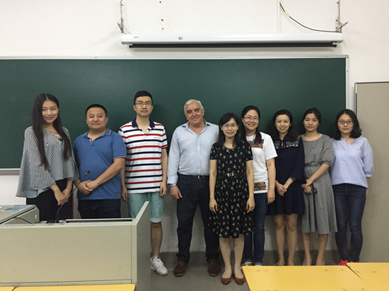 教授与青年教师的合影