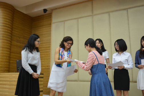 艾古丽女士为浪live
学生颁发荣誉证书