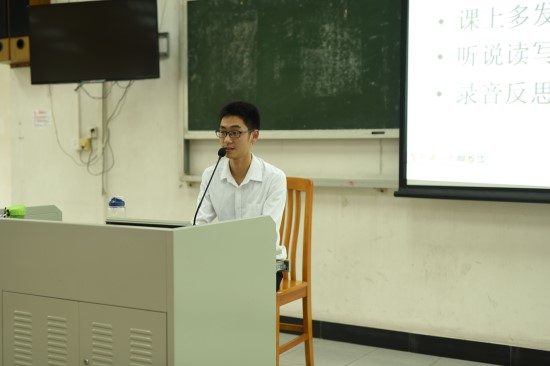 杨家玮同学正进行经验分享